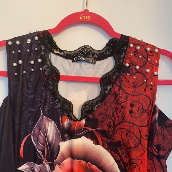 A beautiful open shoulder blouse with pearls - Picture 4 of 4